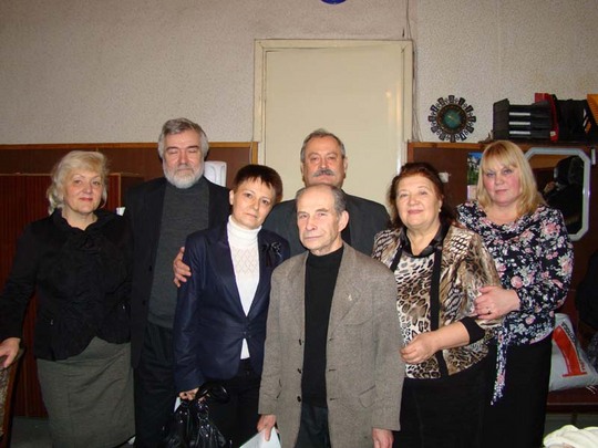 Слева направо: автор и исполнитель духовно-патриотических песен Н.Гражданкина, старший научный сотрудник Эрмитажа, искусствовед М.Аникин, собственно Людмила Лазарева, любимый редактор "Невского альманаха" В.Скворцов (председатель СПб отделения Литфонда России), председатель самарского отд.Союза писателей "Многонациональный Санкт-Петербург" Э.Глазкова, директор НППЛ «Родные просторы» Т.Алябьева, технический редактор журнала "НА" С.Храпков